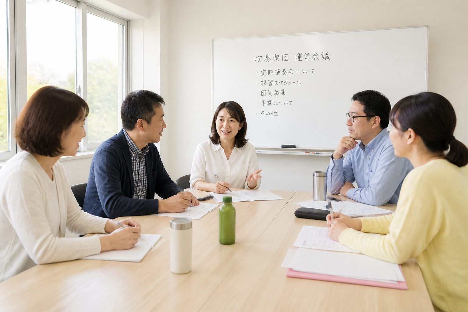 指導者向けの研修で、大人同士が打ち合わせをしている様子